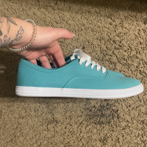 💥Brand New💥 Universal Thread Shoes - Picture 2 of 3